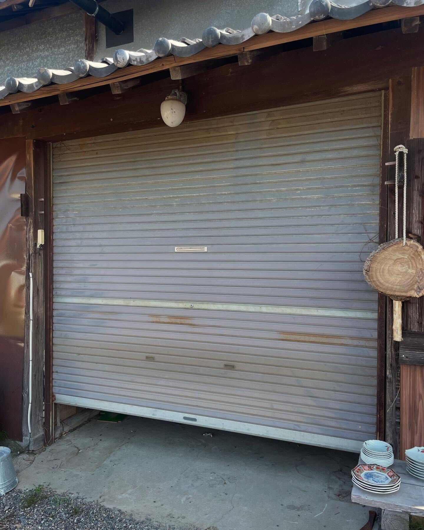 玄関部分の古いシャッターをグリルシャッターに取り替える工事を