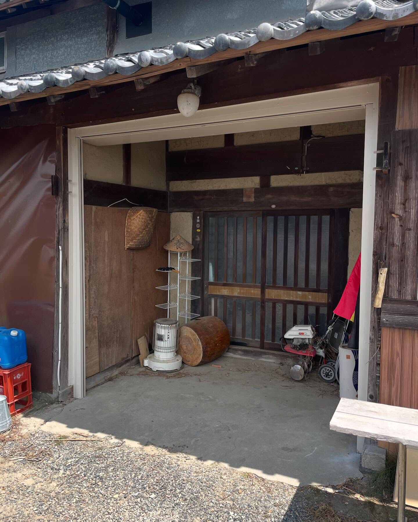 玄関部分の古いシャッターをグリルシャッターに取り替える工事を
