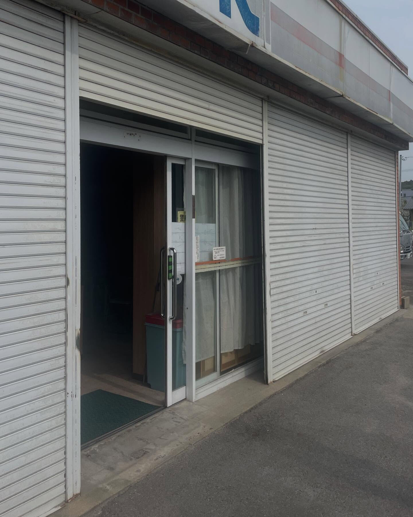 店舗のシャッターの取替工事を承りました