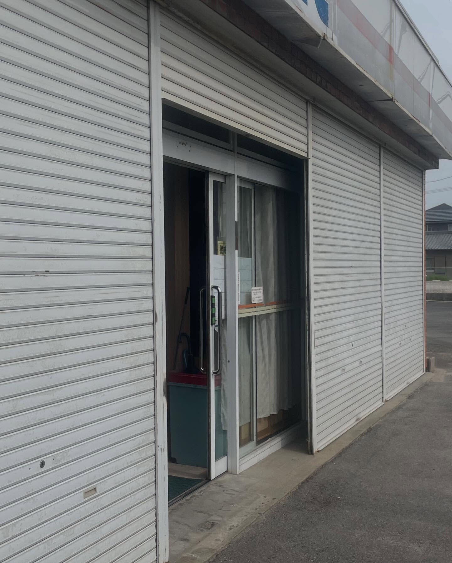 店舗のシャッターの取替工事を承りました