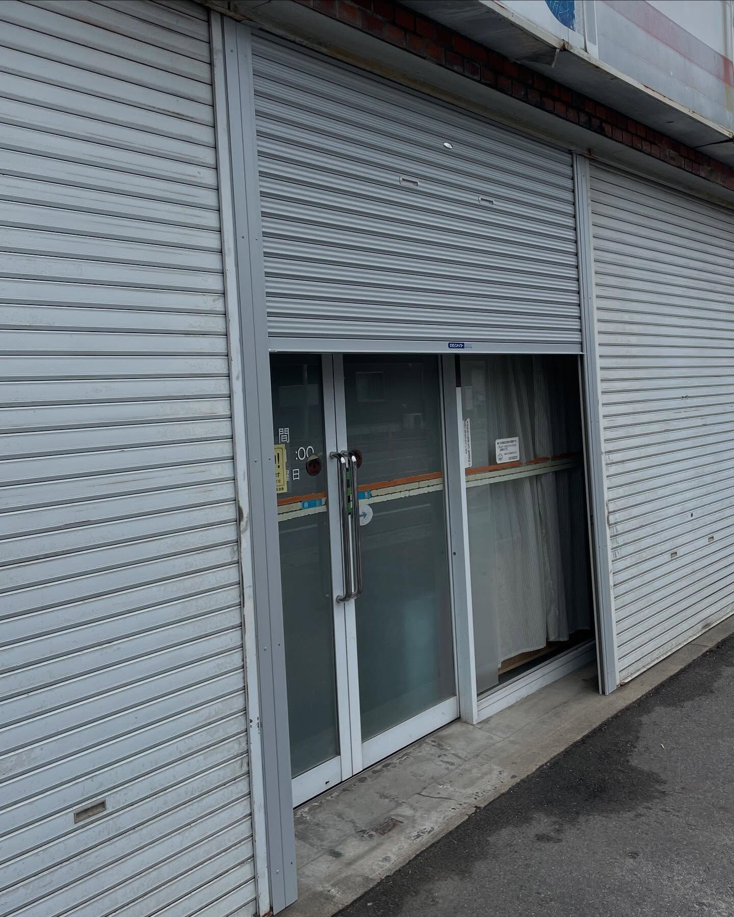 店舗のシャッターの取替工事を承りました
