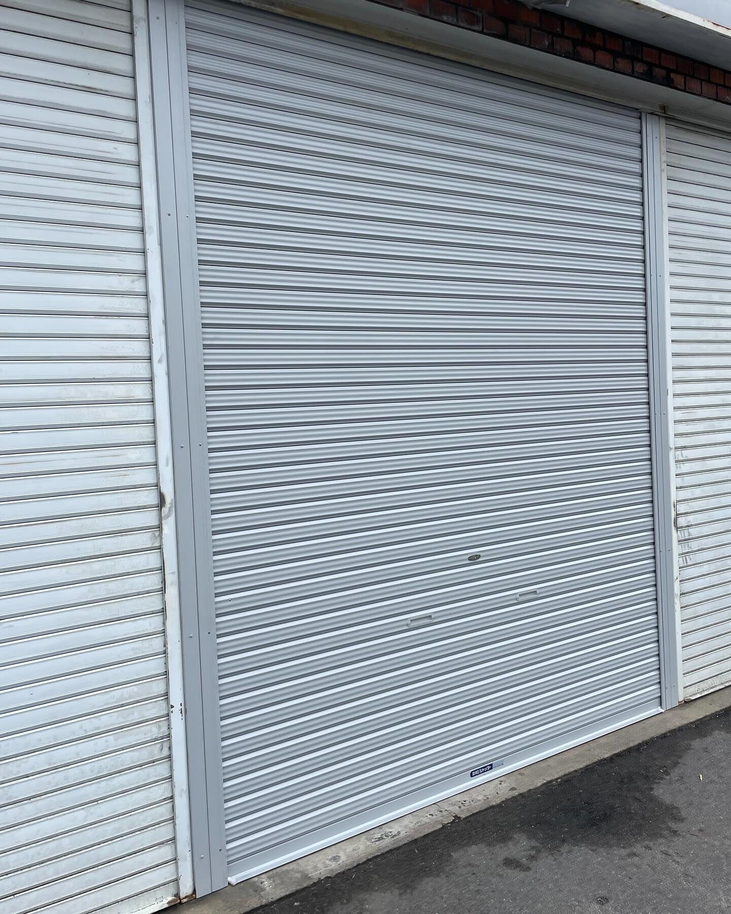 店舗のシャッターの取替工事を承りました