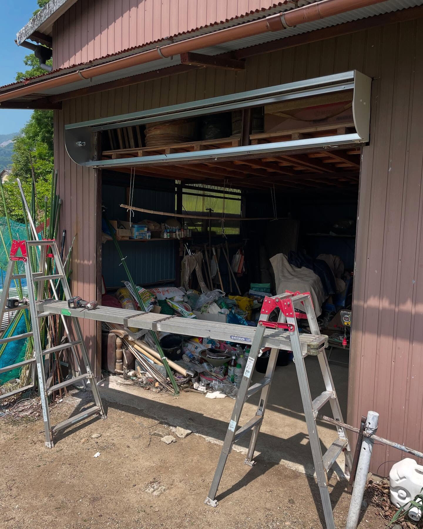 今回は古いシャッターを新しい軽量バランスシャッターに取替える