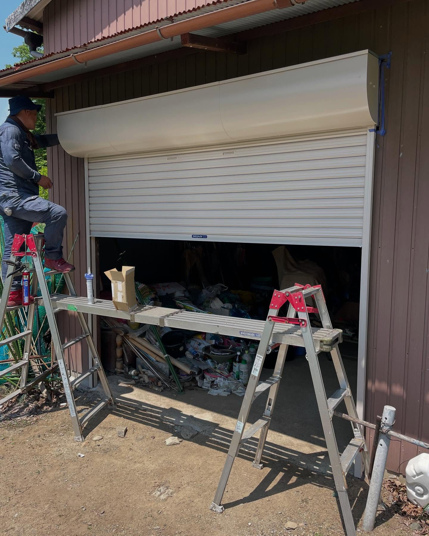 今回は古いシャッターを新しい軽量バランスシャッターに取替える
