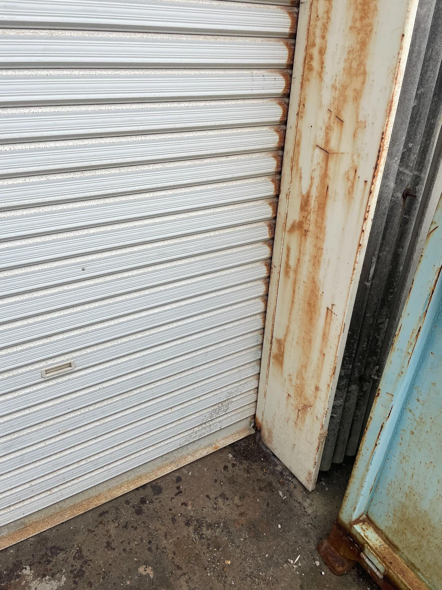 軽量シャッターを新しく取り替えました！