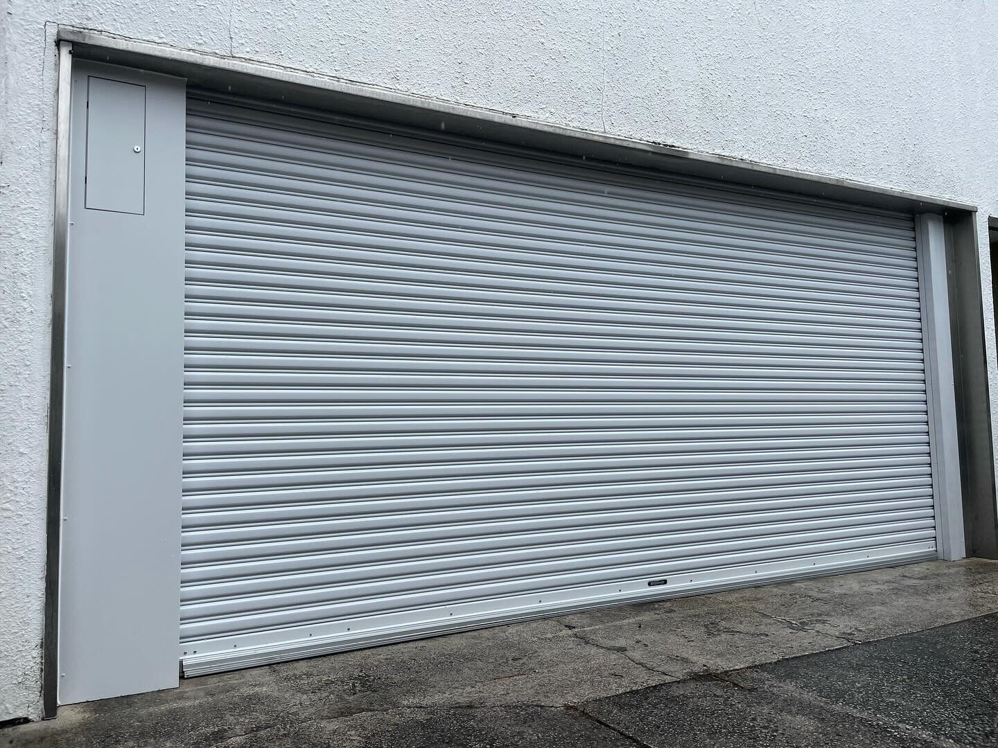 古い手動シャッター2枚を