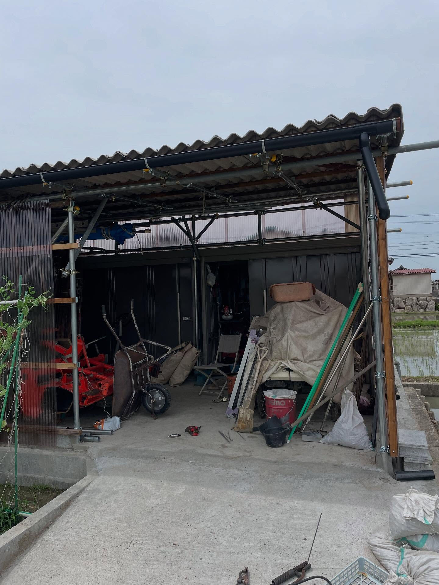 本日は施主様がDIYで組み立てた単管パイプの倉庫にシャッター