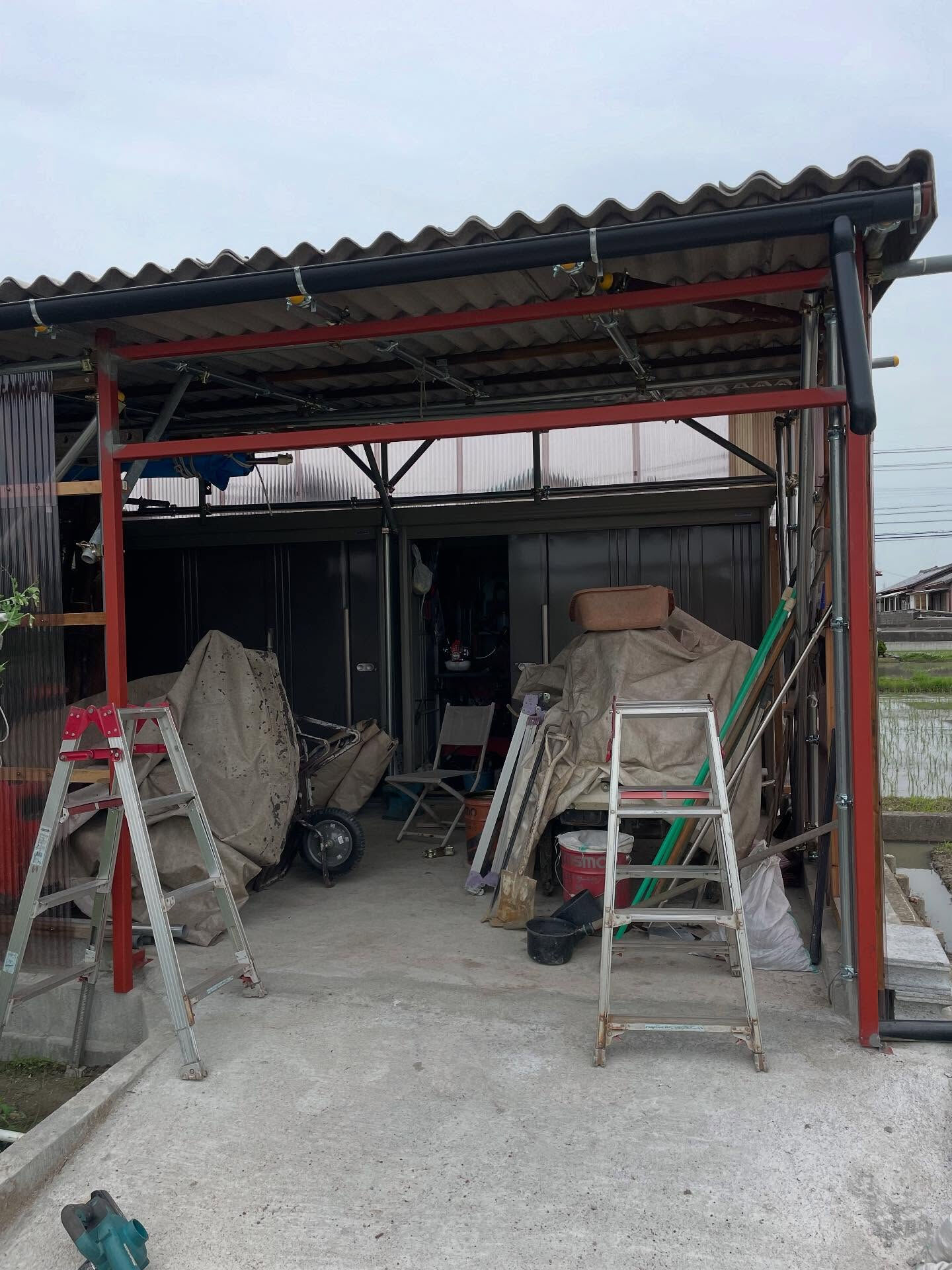 本日は施主様がDIYで組み立てた単管パイプの倉庫にシャッター