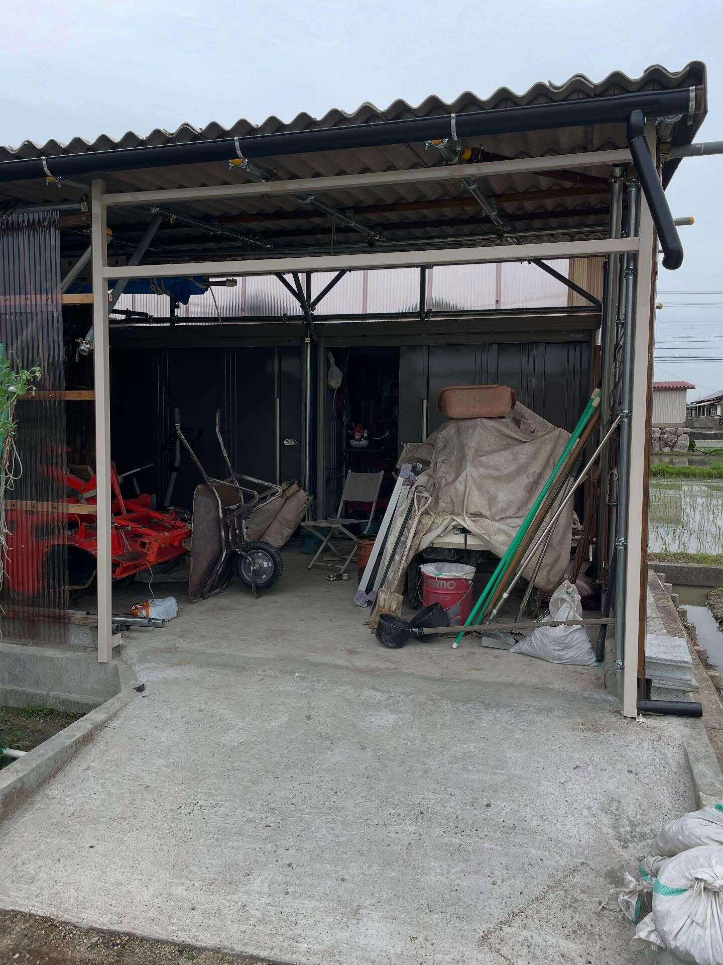 本日は施主様がDIYで組み立てた単管パイプの倉庫にシャッター