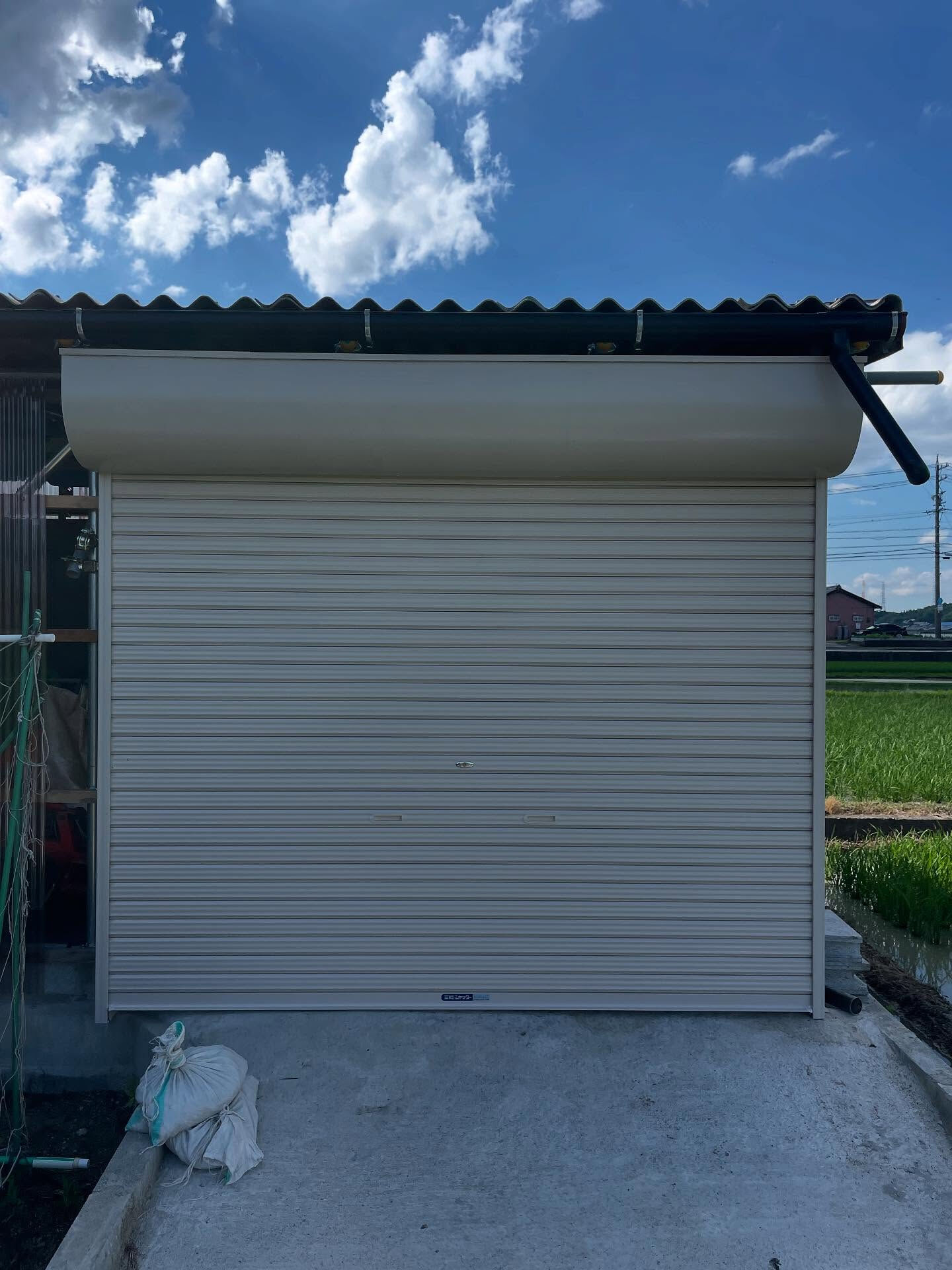 本日は施主様がDIYで組み立てた単管パイプの倉庫にシャッター