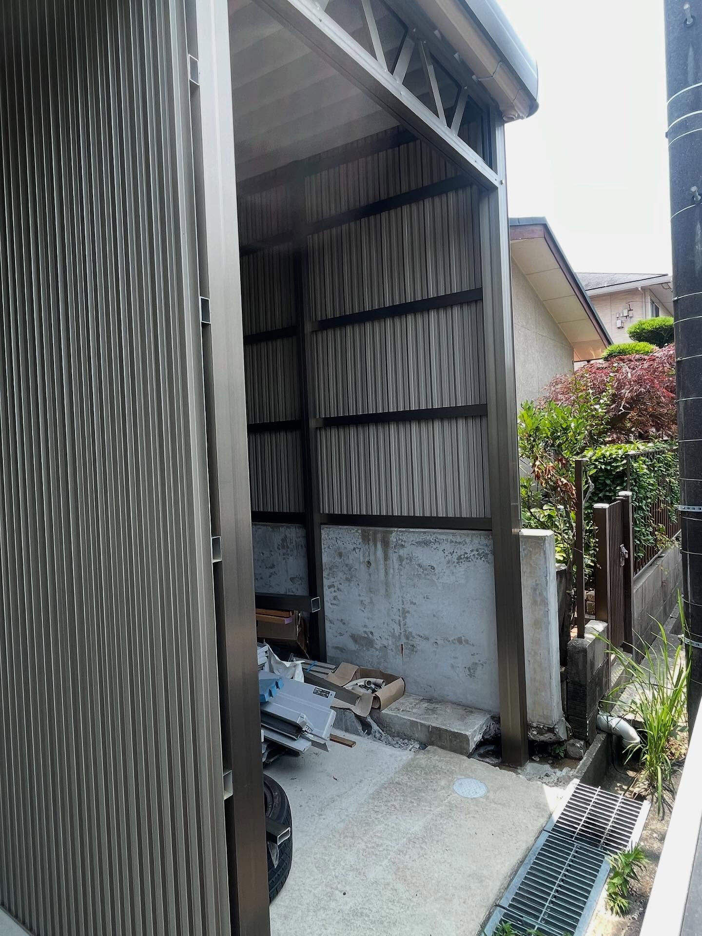折板カーポートにシャッターを設置いたしました！🔧