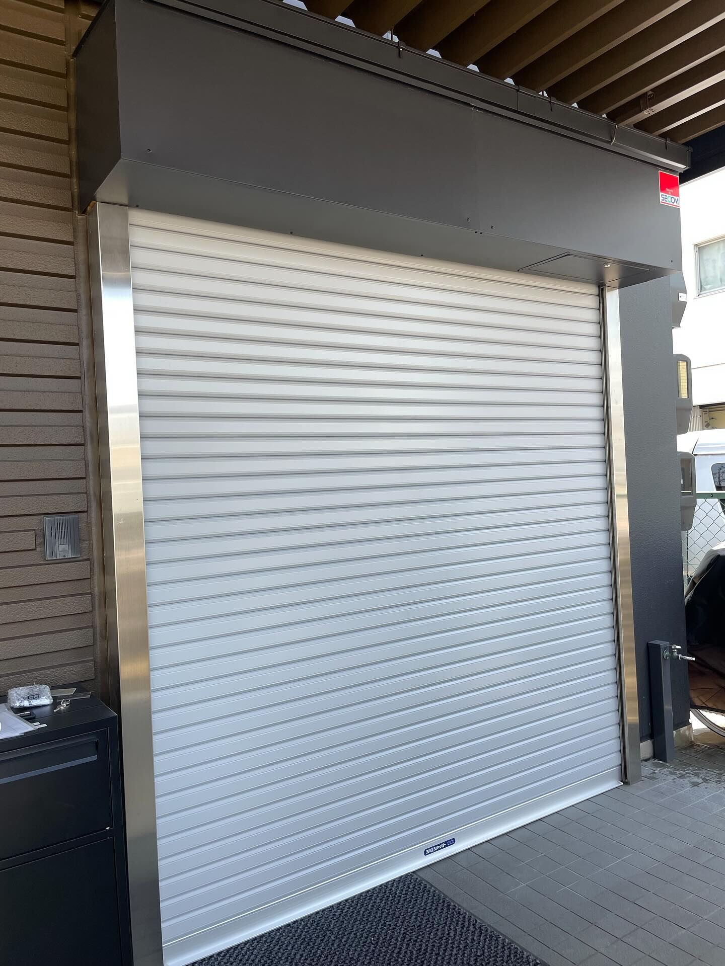 今回は既存のシャッターレールを活用し電動シャッターの交換を行