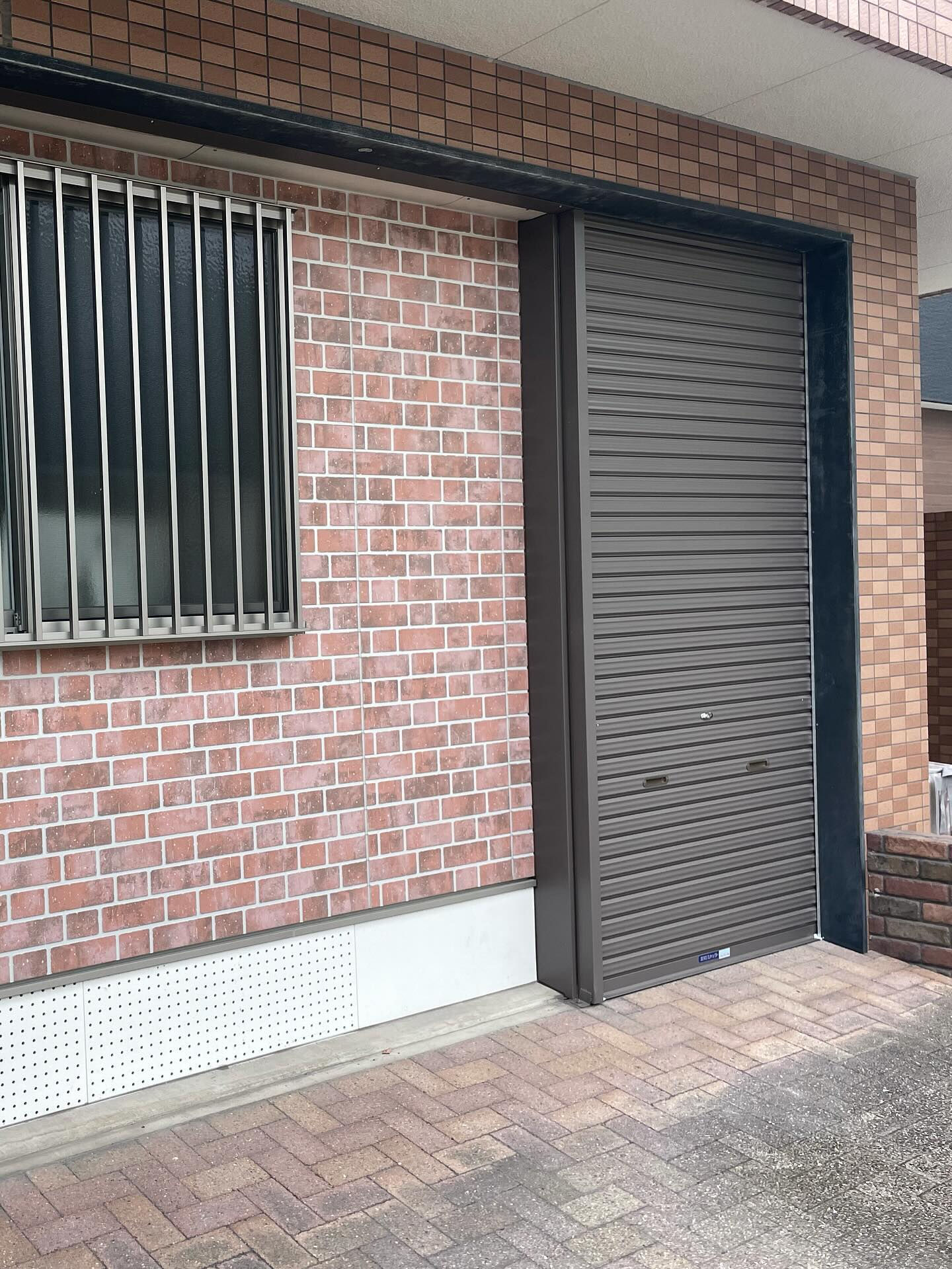 今回は2連装の古いシャッターでの施工です🚧