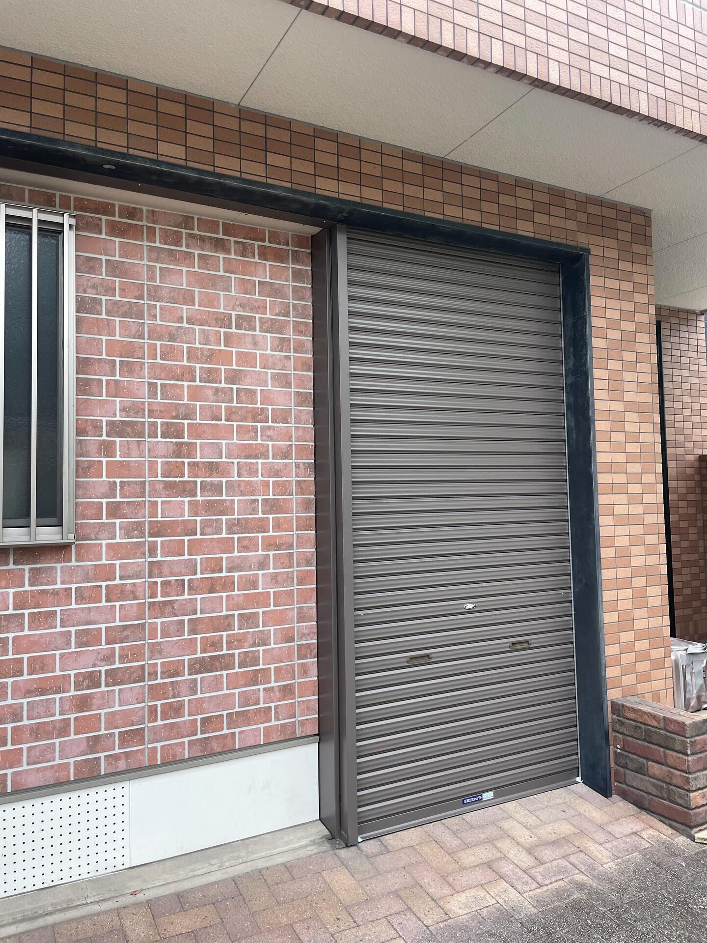 今回は2連装の古いシャッターでの施工です🚧
