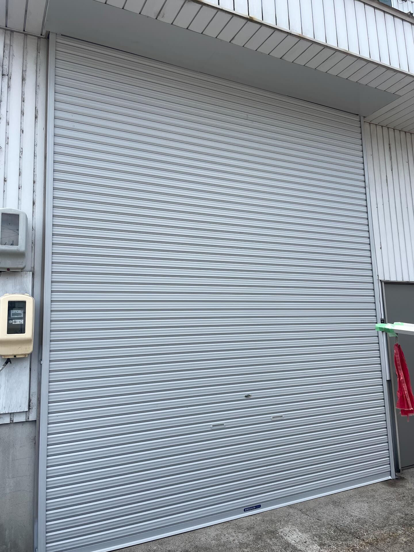 高さのある2連装の手動シャッターを一連に変更しお客様の予算と