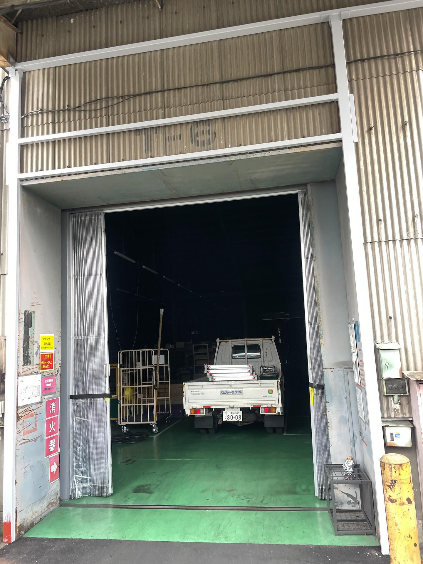 事前に組んでいた鉄骨下地に合わせて、ブロードシャッターの取付