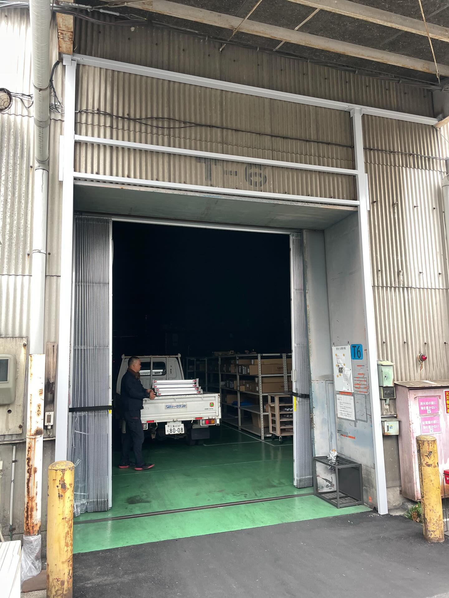 事前に組んでいた鉄骨下地に合わせて、ブロードシャッターの取付