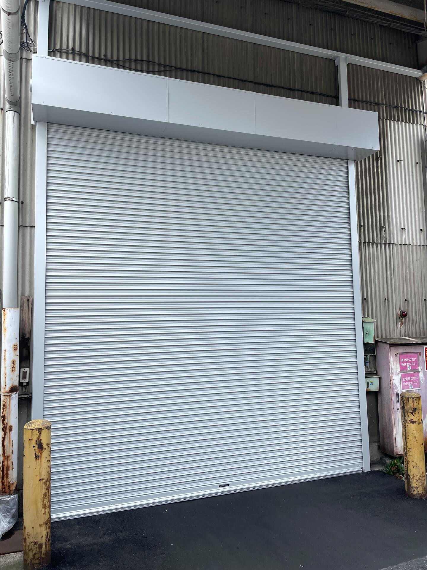 事前に組んでいた鉄骨下地に合わせて、ブロードシャッターの取付