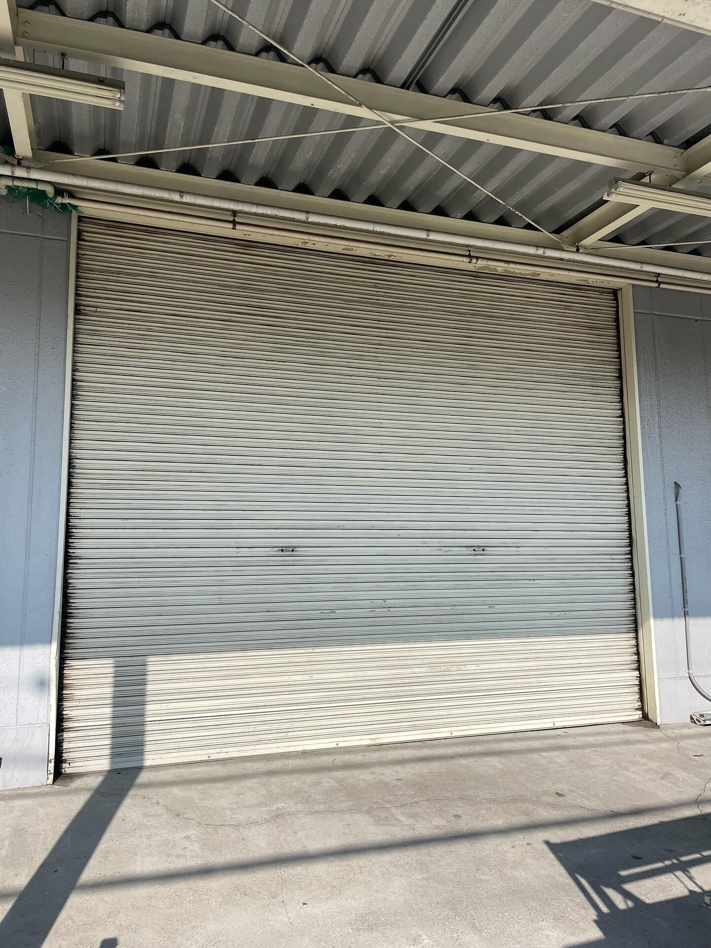 新しいシャッターで建物の外観が見違えました！✨